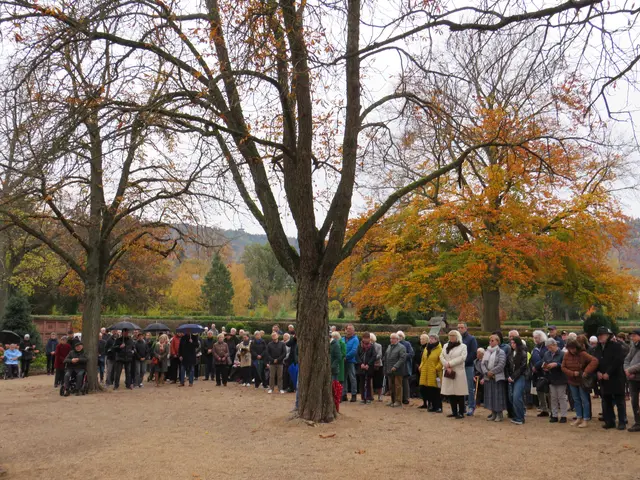 Teilnehmer der Andacht zu Allerheiligen auf dem Hauptfriedhof Miltenberg | Foto: Nina Reuling