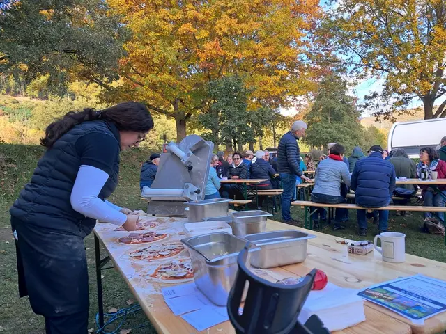 Diana beim Pizza- Belegen | Foto: Hartmut Beil