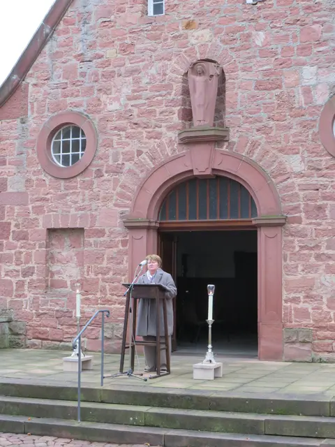 Vorbeterin Elli Keller bei der Andacht zu Allerheiligen | Foto: Nina Reuling