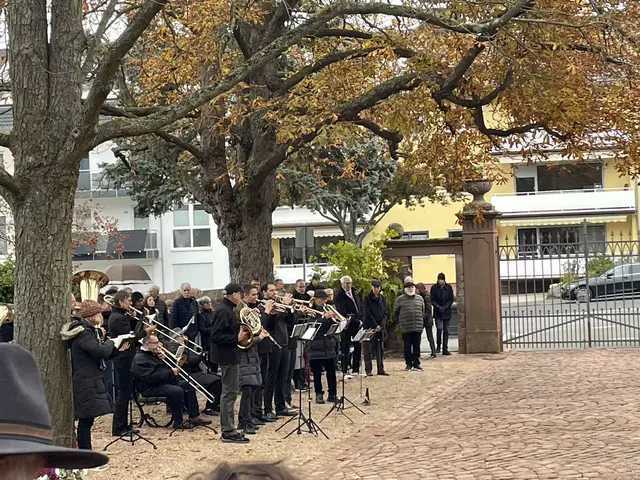 Mit Musik ein würdevoller Feiertag Allerheiligen.