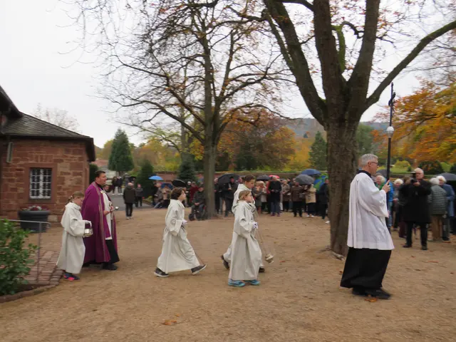 Pfarrer Jan Kölbel auf dem Weg zur Gräbersegnung | Foto: Nina Reuling