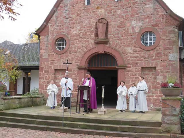 Pfarrer Jan Kölbel zelebrierte die Andacht zu Allerheiligen auf dem Hauptfriedhof Miltenberg | Foto: Nina Reuling