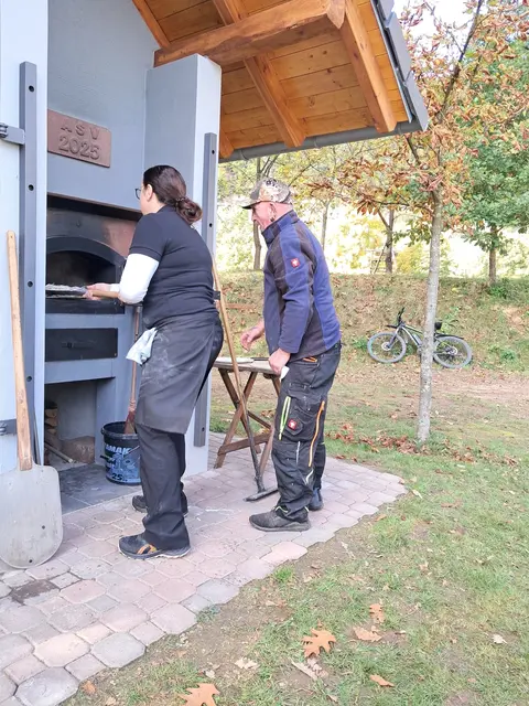 Arbeit am Backofen | Foto: Hartmut Beil