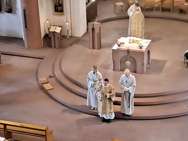 Pfarrvikar Ninh (am Altar) und sein Konzelebrant Diakon Florian Grimm (vorne) feierten die Messfeier zu Allerheiligen gemeinsam | Foto: Martin Winkler