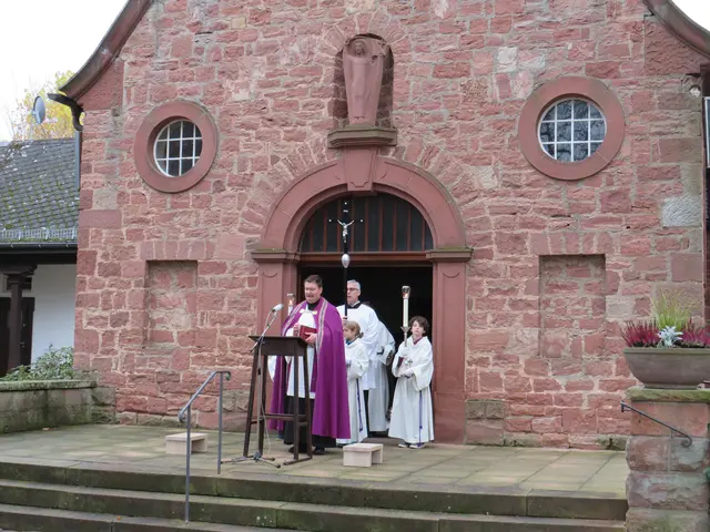 Pfarrer Jan Kölbel nach dem Schlusssegen  | Foto: Nina Reuling