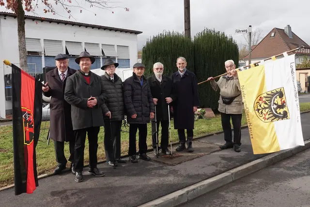 Am vergangenen Sonntag, 2.11.2025, fand anlässlich des 75-jährigen Jubiläums des Ostlandkreuzes in Miltenberg eine feierliche Gedenkveranstaltung statt. Zahlreiche Gäste, darunter auch Herr Pfarrer Jan Kölbel und Herr Christian K. Kuznik, Kreisvorsitzender des Bundes der Vertriebenen im Landkreis Miltenberg, hatten sich am Mahnmal eingefunden, um der Geschichte der Heimatvertriebenen zu gedenken und ihre Verbundenheit mit diesem besonderen Ort zu zeigen. 

Bereits zum 25. Mal richtete Altbürgermeister Joachim Bieber seine Worte an die Anwesenden.