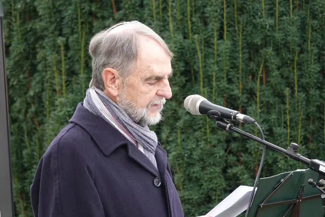 Joachim Bieber, Altbürgermeister.
 
„Als Altbürgermeister erlebe ich jedes Jahr die Bedeutung dieses Gedenkens aufs Neue. Es ist ein Moment der Besinnung, aber auch der Hoffnung für unsere Stadt. Gemeinsam zeigen wir, dass Empathie und Gemeinschaftssinn unsere Gesellschaft prägen und verbinden.“ 
