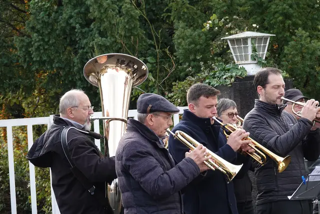 Seit 1965, also seit 60 Jahren, spielt auch Wolfgang Farrenkopf  (2.v. l.) in der Stadtkapelle und war ununterbrochen bei musikalischen Umrahmung der Gedenkfeier in Miltenberg-Nord präsent. Die letzten Jahre leitete Farrenkopf diese Bläsergruppe am Fährweg, ebenso hatte er auch die musikalische Gestaltung der Allerheiligen-Friedhofsgänge im Miltenberger Hauptfriedhof inne, ebenso an Fronleichnam und anderen kirchlichen Festen. Anerkennung und Applaus auch für Ihn!