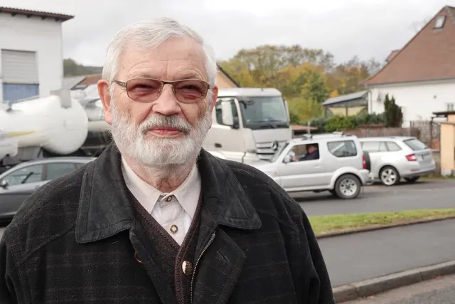 Christian K. Kuznik, L-S-Kreisvorsitzender. 

" 'Unsere Gräber sind fern – aber die Liebe weiß den Weg zu ihnen. Die Hügel sind niedergewalzt und die Steine zerbrochen von fremder Hand – doch unsere Sehnsucht findet sie zu jeder Stunde‘ - So formulierte es einst Dieter Kaergel. – Wir denken heute zurück an die Heimat unsrer Eltern und Großeltern. Wir werden diese und unsere Vorfahren in unserem Herzen bewahren und ihr Erbe weitertragen.“