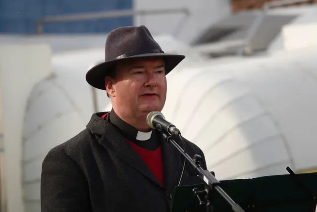 Stadtpfarrer Jan Kölbel.

„Im Gebet und im Gedenken am Ostlandkreuz finden viele Menschen Trost und Zuversicht. Wir beten für die Verstorbenen und für Versöhnung unter den Lebenden. Dieses gemeinsame Erinnern ist ein Akt der Nächstenliebe, der uns im Glauben und Handeln stärkt.“ 