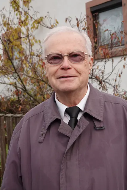 Professor Mathias Weifert. 

„Als Historiker , Wirtschafts- und Sozialwissenschaftler sehe ich im Totengedenken am Ostlandkreuz eine wichtige Aufgabe: Die Geschichte nicht nur zu bewahren, sondern sie lebendig weiterzugeben. Solche Gedenkveranstaltungen fördern den gesellschaftlichen Dialog und mahnen uns, aus der Vergangenheit für die Zukunft zu lernen.“ 