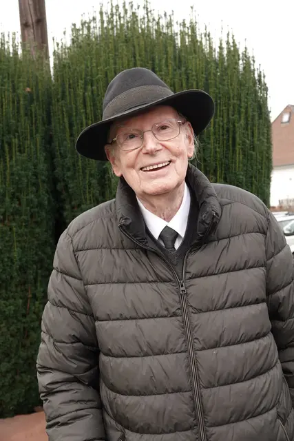  Erich Lorenz (93) letzter Zeitzeuge - ist seit  75 Jahren  bei der Gedenkfeier am Ostlandkreuz in Miltenberg mit dabei. Als Achtzehnjähriger spielte er hier schon 1950 Tenorhorn in der Stadtkapelle  - zusammen mit vielen Egerländer Musikanten nach deren Vertreibung aus ihrer Heimat . Ohne Unterbrechung wirkte Erich Lorenz ein Dreiviertel Jahrhundert beim Totengedenken am Ostlandkreuz mit als Musiker, Dirigent, Ehrenmitglied und Ehrendirigent. Seine Beständigkeit verdiene viel Lob und Anerkennung,  betonte Altbürgermeister Joachim Bieber in seiner würdevollen Ansprache.  

