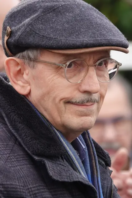 Wolfgang Farrenkopf, Musiker bei der Stadtkapelle Miltenberg und Zeitzeuge 

„Die Musik, die ich heute spiele, ist eine Brücke zwischen Vergangenheit und Gegenwart. Das Totengedenken am Ostlandkreuz erinnert uns daran, wie wichtig es ist, das Gedenken an die Verstorbenen und Vertriebene wachzuhalten. Es ist mir eine Ehre, mit meiner Musik einen Beitrag zur kollektiven Erinnerung zu leisten und die Emotionen der Anwesenden zu begleiten.“ 