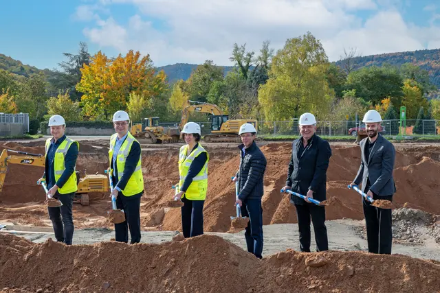Strahlende Gesichter beim Spatenstich der Papiermaschine PM8 mit (von links) Christoph Maaß (Abteilungsleiter Papiererzeugung Fripa), Jan Wohlbold (Geschäftsleiter Fripa), Verena Queck-Glimm (Geschäftsführende Gesellschafterin Fripa), Björn Glass (Geschäftsführer Glass Bauunternehmung), Peter Oksakowski (Geschäftsführer BHM Ingenieure) und Christoph Raggl (BHM Ingenieure). | Foto: Fripa