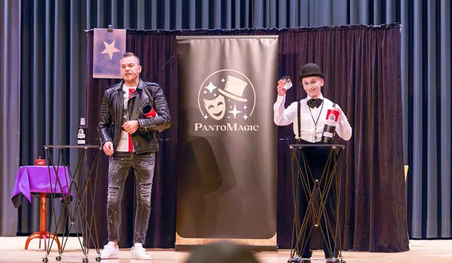 Trotz mehrerer Störmanöver des Pantomimen Pablo (rechts) gelang am Ende der Zaubertrick von Magier Marco, als er Whiskyglas und Whiskyflasche unter den Verpackungen vertauschte, ohne dass es das Publikum merkte.  | Foto: Winfried Zang
