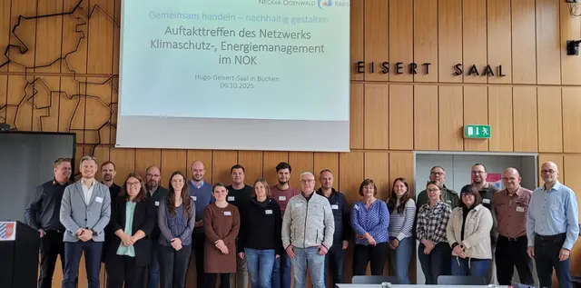 25 Vertreterinnen und Vertreter aus Städten, Gemeinden, Stadtwerken und Fachinstitutionen beim ersten Treffen des neuen Netzwerks „Klimaschutz- und Energiemanagement im Neckar-Odenwald-Kreis“.


 | Foto: Landratsamt Neckar-Odenwald-Kreis