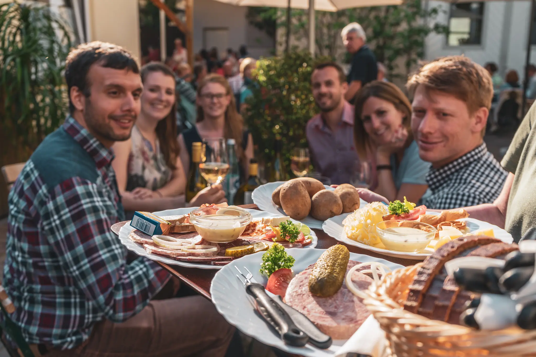 Churfranken-pr-sentiert-Weinkalender-und-Urlaubskatalog