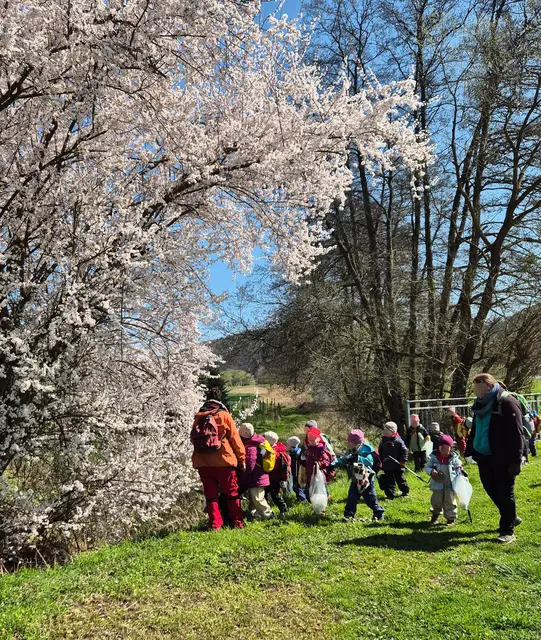 Kinder bei einer Flursäuberungsaktion. | Foto: © LRA MIL