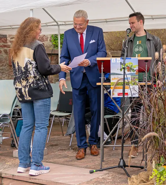 Für das größte Team der WIKA Klingenberg nahm Dagmar Huber die Glückwünsche von stellvertretendem Landrat Günther Oettinger und dem Mobilitätsbeauftragten des Landkreises, Tim Haas, entgegen. | Foto: Winfried Zang