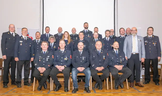 Die Kreisbrandinspektoren Hauke Muders und Albert Klug (stehend von links) sowie Kreisbrandrat Martin Spilger und stellvertretender Landrat Bernd Schötterl (stehend von rechts) gratulierten diesen Männern und Frauen für 25-jährigen aktiven Dienst in den Feuerwehren des Landkreises Miltenberg.  | Foto: Winfried Zang