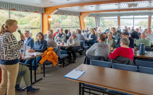 Monika Wolf-Pleßmann, weitere Stellvertreterin des Landrats, bedankte sich zu Beginn der Schifffahrt bei 102 Gästen für ihren langjährigen ehrenamtlichen Einsatz.  | Foto: Winfried Zang