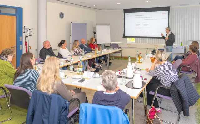 Die Teilnehmerinnen und Teilnehmer der ganztägigen Schulung „Kommunikation und Projektumsetzung für Seniorenvertretungen“ nahmen am Ende zahlreiche gute Ideen und Anregungen mit, um Angebote für Ältere umzusetzen und sichtbar zu machen.  | Foto: Winfried Zang