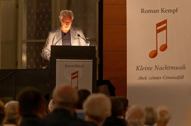 Andächtige Stille herrschte im Alten Rathaus zu Miltenberg, als Roman Kempf Auszüge aus seinem neuesten Kriminalroman „Kleine Nachtmusik“ las.  | Foto: Winfried Zang