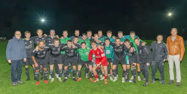 Nach dem Sieg im Finale des Landkreispokals im Fußball stellten sich die Fußballer von Viktoria Mömlingen dem Fotografen. Gratulationen kamen auch von Frank Oberle (links, Sparkasse Aschaffenburg Miltenberg) sowie dem weiteren Stellvertreter des Landrats, Günther Oettinger (rechts). | Foto: Winfried Zang