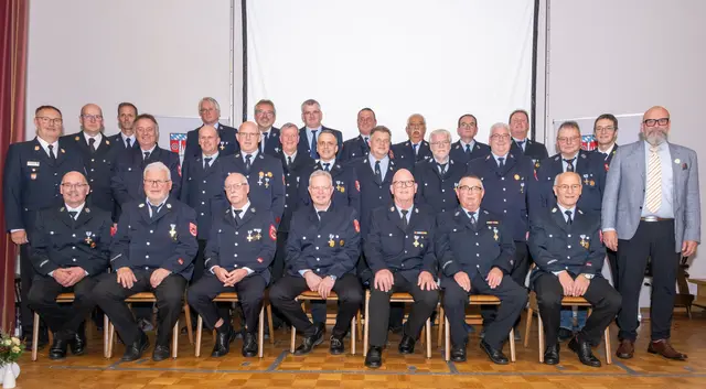 Die für 40 und 50 Jahre aktiven Dienst geehrten Feuerwehrleute stellten sich beim Ehrenabend zum gemeinsamen Foto, umrahmt von den Kreisbrandinspektoren Albert Klug und Hauke Muders (stehend von links) sowie stellvertretendem Landrat Bernd Schötterl und Kreisbrandrat Martin Spilger (stehend von rechts).  | Foto: Winfried Zang