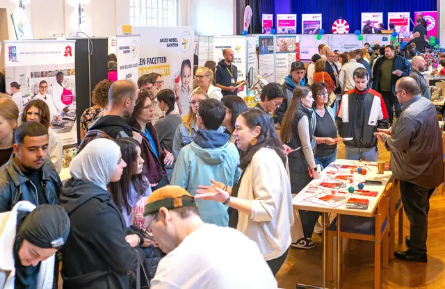 Schon kurz nach der Eröffnung der Messe „Karriere mit Herz“ drängten sich viele Besucherinnen und Besucher im Kleinheubacher Hofgarten.  | Foto: Winfried Zang