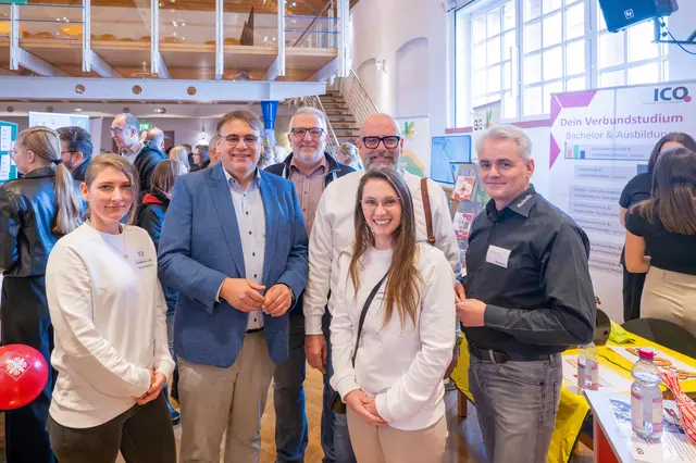 Beim Messerundgang – hier am Stand der Mainsite – informierten sich Bürgermeister Thomas Münig (Zweiter von links) und stellvertretender Landrat Bernd Schötterl über die zahlreichen Angebote. Dabei waren auch Nicole Meschkov (links) und Isabell Zerritsch (beide GesundheitsregionPlus), Michael Wildemann (Beratungsstelle für Senioren und pflegende Angehörige, Mitte) sowie Ingo Bazalik (Leiter Aus- und Weiterbildung bei Mainsite, rechts).  | Foto: Winfried Zang