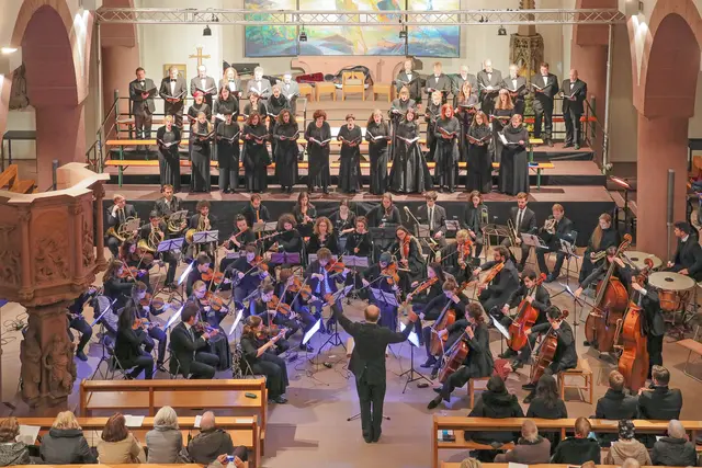 Der Süddeutsche Kammerchor und Mitglieder des European Union Youth Orchestra sowie Gesangssolisten begeistern immer wieder das Publikum in der Stadtpfarrkirche in Miltenberg.  | Foto: Klaus Fleckenstein