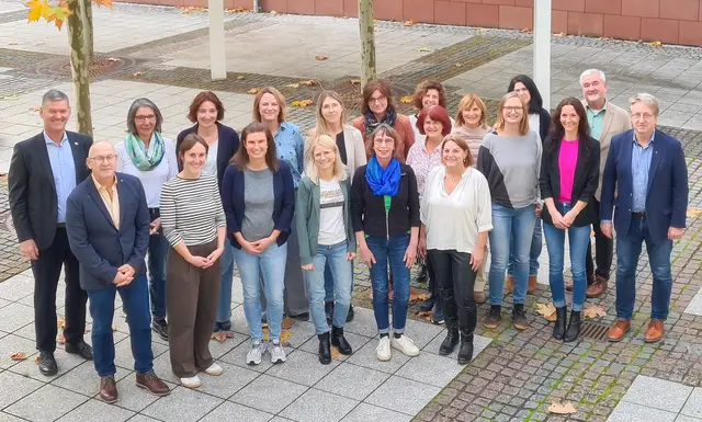 Fast alle der beförderten Lehrkräfte stellten sich mit den Schulamtsdirektoren Harald Frankenberger und Ulrich Wohlmuth (links) sowie Michael Brummer und dem Personalratsvorsitzenden Horst Kern (rechts) dem Fotografen.  | Foto: Schulamt
