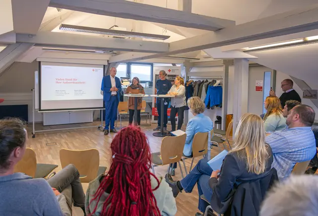 Das Rote Kreuz und seine Tätigkeiten standen im Mittelpunkt des Treffens des Inklusionsnetzwerks in Obernburg. Die kommunale Behindertenbeauftragte Nadja Schillikowski (zweite von links) freute sich, dass sich BRK-Kreisgeschäftsführer Edwin Pfeifer (links) und seine Mitarbeitenden Martin Plomitzer und Melanie Adam viel Zeit nahmen, um ihre Gäste zu informieren.  | Foto: Winfried Zang