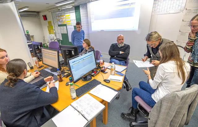 Angespannte Gesichter in der Führungsgruppe Katastrophenschutz, als die ersten Meldungen aus dem Störfall im ICO eingingen. | Foto: Winfried Zang