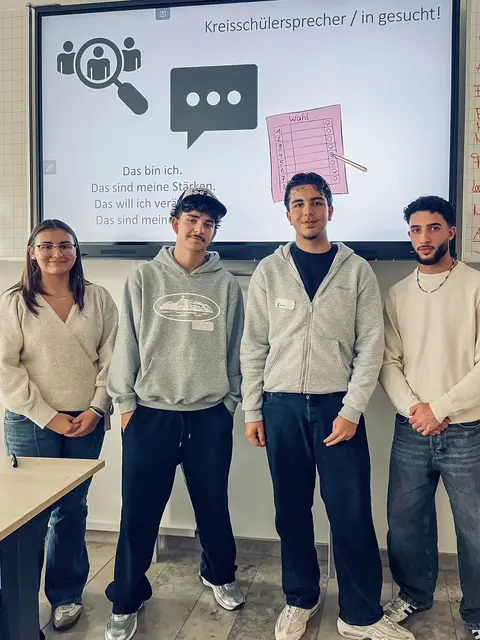Die Kreisschülersprecher des letzten und des aktuellen Schuljahres (von links): Lara Alkan (2024/25), Umut Dörtyol und Emre Karaca (2025/26) und Mohamad Nour Abdo (2024/25) | Foto: Chrissy Denk