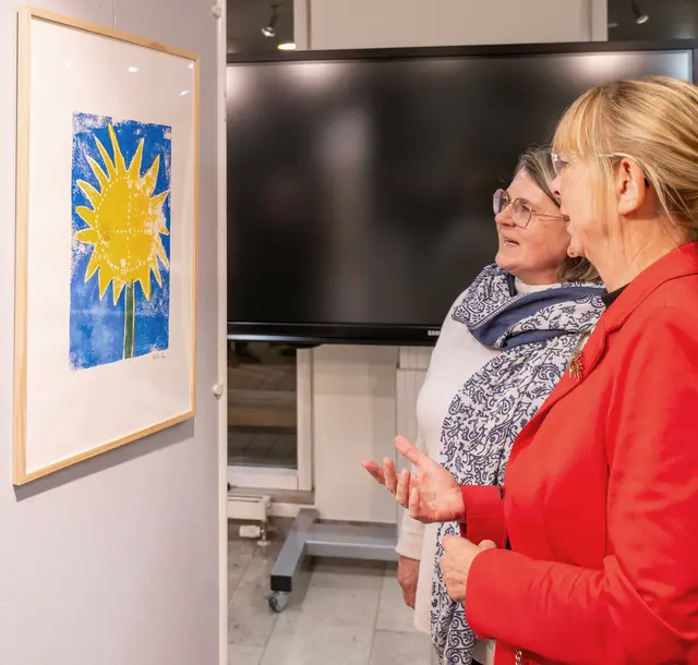Monika Wolf-Pleßmann, weitere Stellvertreterin des Landrats (rechts), und die kommunale Behindertenbeauftragte Nadja Schillikowski zeigten sich beeindruckt von den ausgestellten Linoldrucken.  | Foto: Winfried Zang