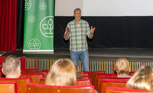 Der Heilpraktiker für Psychotherapie, Rolf Stockum, gab den Lehrkräften wichtige Tipps, wie sie Überlastungen erkennen und wie sie darauf reagieren sollten. | Foto: Winfried Zang