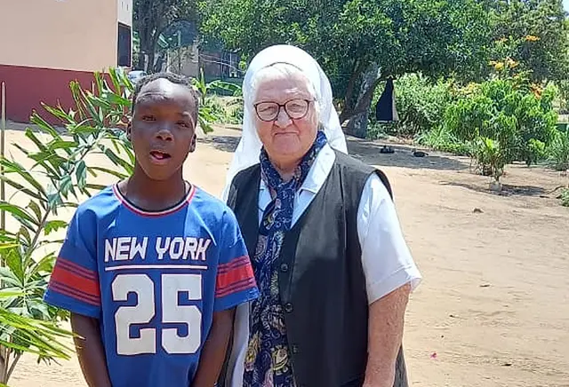 Deutlich sind noch die Narben der Operation zu erkennen. Jackson Samuel Macie mit seiner "Lebensretterin" Schwester Elisabeth Hessdörfer CPS.