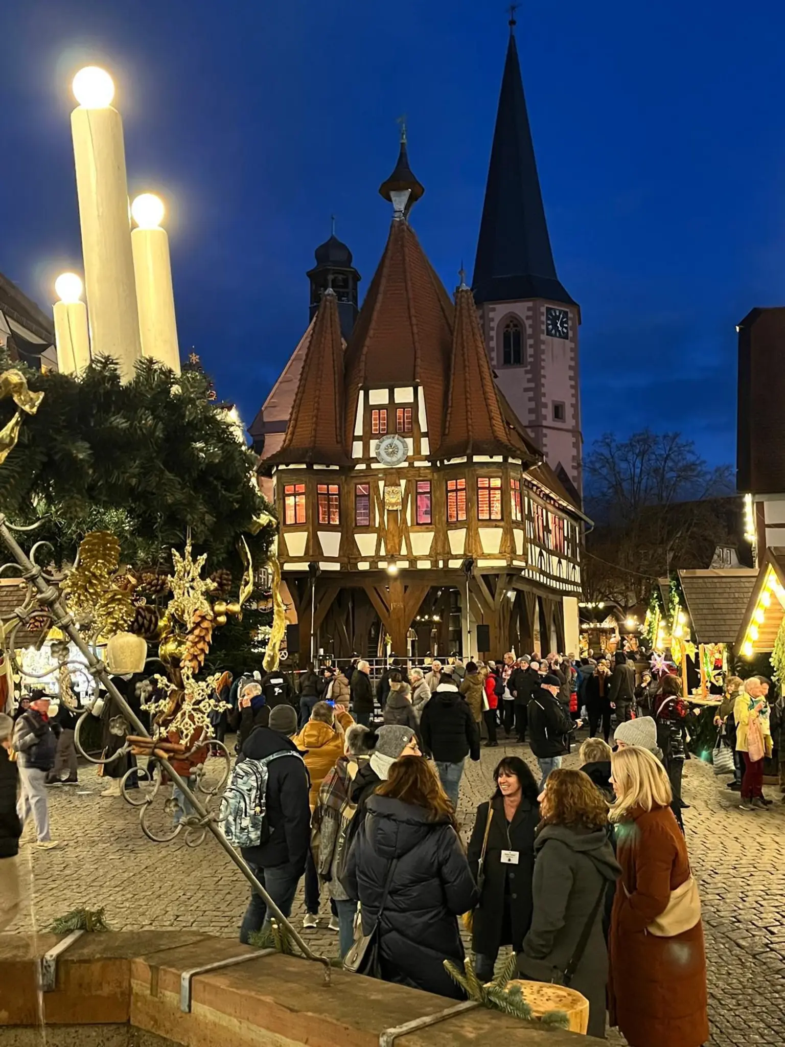 Romantische-F-hrung-zur-Vorweihnachtszeit-Stadtf-hrung-durch-das-festlich-geschm-ckte-Michelstadt