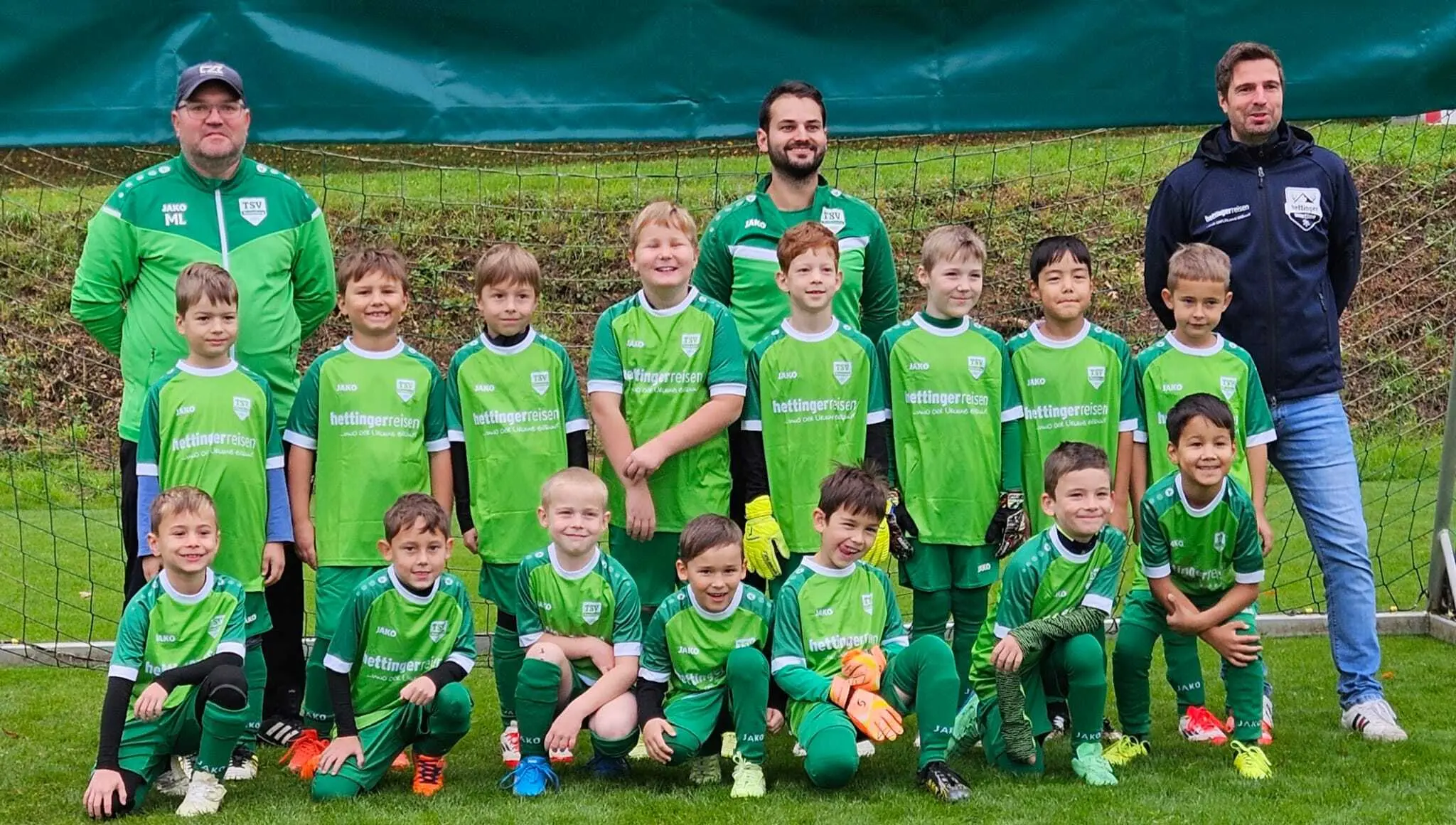 Hettingerreisen-spendet-neue-Trikots-f-r-die-F-Jugend-des-TSV-Rosenberg