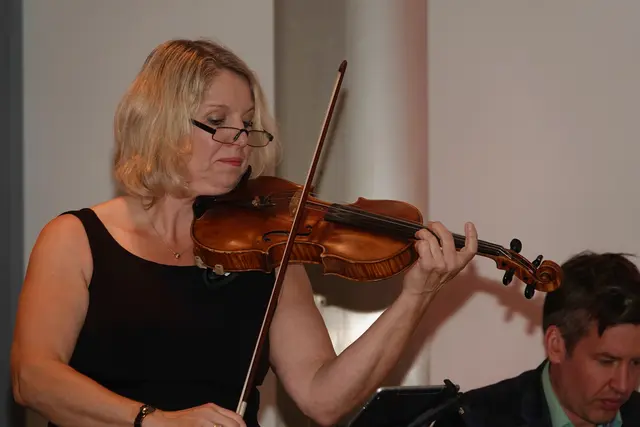 Violine-Spielerin - ganz konzentriert: Das Bremer Salonorchester, unter anderem mit Johannes Mnich, Intendant der Tauberphilharmonie Weikersheim und Moderator, begeisterte das Publikum im Bernhardsaal. Foto Roland Schönmüller 