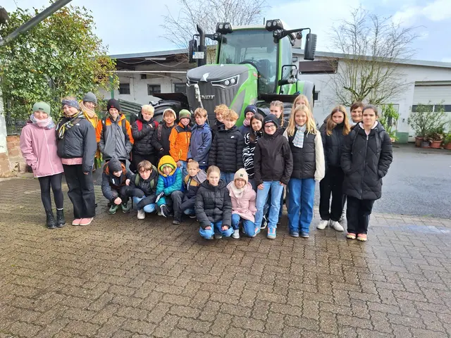 Gruppenbild mit Traktor | Foto: Rainer Schäfer