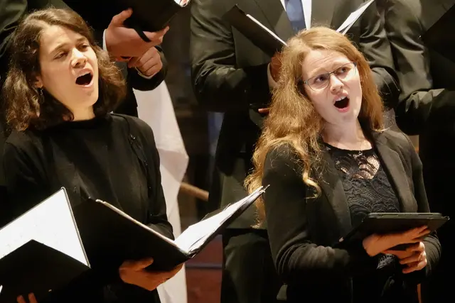 Eine beeindruckende Atmosphäre bot sich in der Wertheimer Stiftskirche beim außergewöhnlichen Konzertabend am vergangenen Sonntagnachmittag. Foto Roland Schönmüller. 