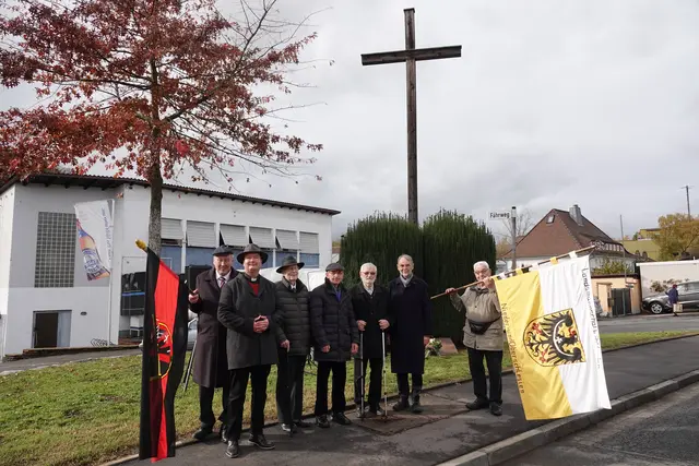 Gemeinschaften ohne Erinnern? Was wäre wie ein Fußballverein ohne Vereinsgeschichte?  Ziemlich langweilig! Gedenktage, Denkmäler und Feste erinnern uns daran, was wir gemeinsam durchgestanden und erreicht haben. Sie mahnen, feiern und verbinden – und sorgen dafür, dass wir nicht jeden Fehler der Geschichte neu erfinden. 