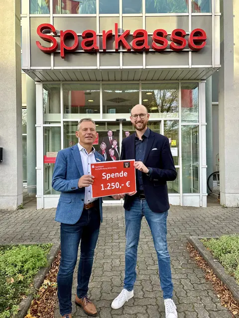 Der Geschäftsstellen-Leiter der Sparkasse in Erlenbach Markus Lieb (links) und der Eintracht-Vorsitzende Benjamin Bohlender bei der Spendenübergabe. 