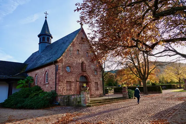 Gedenkorte, Friedhöfe und der Wandel der Bestattungskultur.
 
Die Erinnerungskultur ist ein zentrales Element für das gesellschaftliche Miteinander und das historische Bewusstsein im Landkreis Miltenberg. 
Sie ermöglicht es, der Opfer von Krieg, Gewalt und Verfolgung zu gedenken, mahnt zur Wachsamkeit und fördert das Verständnis für die eigenen Wurzeln. 