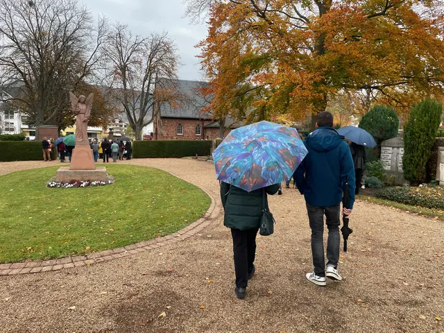 Zahlreiche Gedenkorte und Friedhöfe im Landkreis zeugen von bewegenden Ereignissen der Vergangenheit und dem fortwährenden Engagement für ein respektvolles Erinnern.