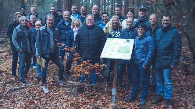 Unterstützer und Partner von Plantman bei der Einweihung des Zukunftswaldes in Großheubach. | Foto: Martin Koch (23/7)