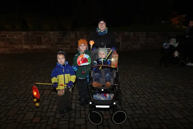  Martinstag in Dörlesberg: Am 11. November zog der traditionelle Laternenumzug durch Dörlesberg – begleitet von Kinderliedern, warmem Punsch am Schluss und einer Mantelteilung mit Stoff- Ponybegleitung. Rund 100 kleine und große Teilnehmer trotzten Wind und Dunkelheit, um gemeinsam Licht und Gemeinschaft zu feiern. Foto Roland Schönmüller 